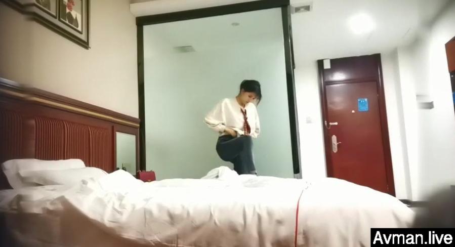 [MP4]兼职学生嫩妹&nbsp;&nbsp;让妹先足交一下&nbsp;&nbsp;吸吮口交活很棒&nbsp;&nbsp;按着双手正入爆操