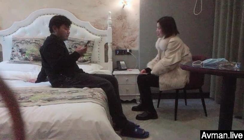 [MP4]短发小骚货&nbsp;&nbsp;换上情趣装黑丝袜&nbsp;&nbsp;69姿势舔逼口交&nbsp;&nbsp;坐在圆桌子上猛操