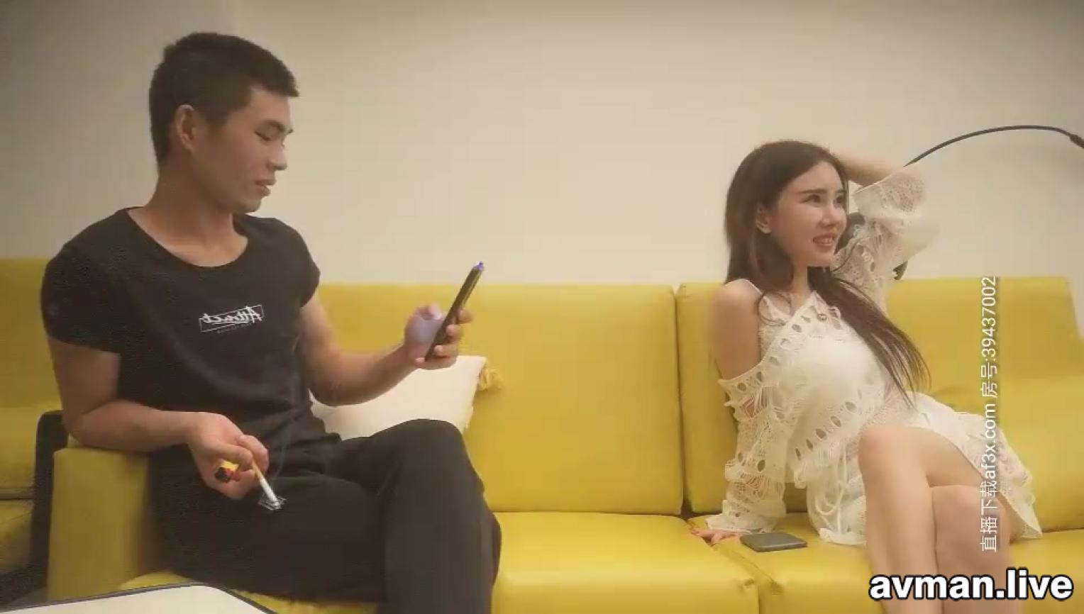 性感美乳少妇，近距离特写掰开粉穴69倒立口交，快速猛操搞得大叫呻吟